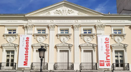 La fachada del Teatro Español ha sido rehabilitada en los meses de verano 