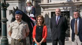 La concejala delegada de Turismo del Ayuntamiento de Madrid, Almudena Maíllo, asiste al relevo solemne de la guardia en el Palacio Real de Madrid