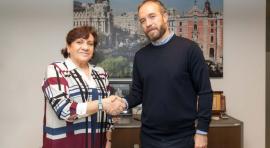 El director de Turismo del Ayuntamiento de Madrid, Miguel Sanz, y la presidenta de la Asociación Profesional de Guías de Turismo (APIT), María Rosa de Juan, han firmado el acuerdo de patrocinio para la organización y celebración de la segunda edición del premio Mejor Visita Guiada de Madrid 