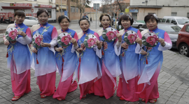 Vecinas de origen chino de Usera han interpretado la danza del abanico tradicional de China©Álvaro López del Cerro/Madrid Destino