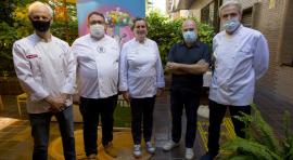 De izquierda a derecha, Jesús Almagro (chef de St. James), José Luis Inarejos (chef de DINGO),  Pepa Muñoz ( chef de El Qüenco de Pepa), Ángel Murcia (director artístico de Veranos de la Villa)  y Pedro Larumbe (chef del restaurante Pedro Larumbe)