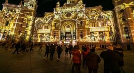 El 'videomapping' de Cibeles continúa en la fachada del Ayuntamiento. Foto. Lukasz Michalar/Madrid Destino
