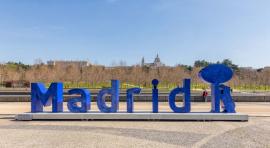 na escultura de vidrio gigante con la palabra ‘Madrid’ junto al Oso y el Madroño rinde tributo a los madrileños y su compromiso con el reciclaje