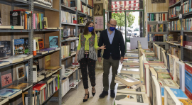 La delegada de Cultura, Andrea Levy, ha visitado la zona comercial del Rastro acompañada por el concejal del distrito, José Fernández©Álvaro López del Cerro