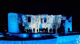 El Castillo de la Alameda ha quedado convertido en un gran iceberg, gracias a la propuesta del colectivo Eyesberg, 1,5 grados©Fernando Tribiño-Madrid Destino