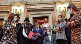 El alcalde de Madrid recibió a los integrantes de la Alegre Cofradía del Entierro de la Sardina©Fernando Tribiño-Madrid Destino