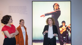 Esta mañana se ha presentado la exposición "Antonio Gades. Tierra, mar y fuego". En la imagen las comisarias junto a una imagen del bailarín©Álvaro López-Madrid Destino