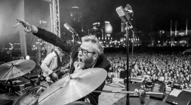 La muestra recoge más de 40 fotografías en blanco y negro en las que el fotógrafo escocés Graham MacIndoe retrata a una de las bandas de música independiente más prestigiosas del mundo 