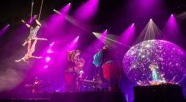 En el Patio Central de Conde Duque se estrena 'Xarma', un espectáculo que busca recuperar la esencia de la magia©Íñigo Ibañez. Kursaal Eszena I
