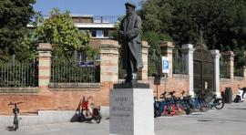 Escultura homenaje a Pío Baroja instalada en la Cuesta de Moyano