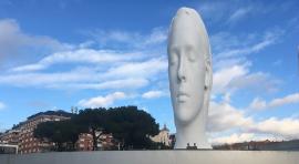 Desde diciembre de 2018, esta obra de 12 metros de altura se encuentra en la céntrica plaza 
