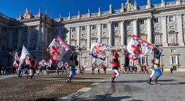Cientos de personas han sido testigos del espectáculo protagonizado por la Compagnia Bandierai degli Uffizi di Sbandieratori©Fernando Tribiño-Madrid Destino 