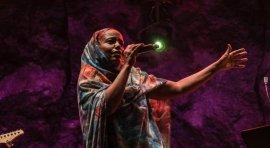 La cantante Aziza Brahim, conocida como La voz del Sáhara, presenta en Condeduque su proyecto 'Nomadablues'