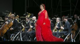 Las fiestas de San Isidro brindaron la oportunidad de escuchar anoche a Estrella Morente junto a la Banda Sinfónica Municipal en la Plaza Mayor©Kines-Madrid Destino