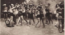Baile de bañistas en el Puente de los Franceses. Foto de Díaz Casariego, Revista ‘Crónica’ 30-08-1931