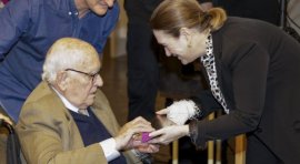 Marta Rivera entrega el galardón al diseñador Miguel Milá
