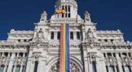 Cibeles lucirá una bandera arcoíris realizada de manera colaborativa para celebrar el WorldPride