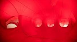 Marco Canevacci construye la mano gigante “Dactiloscopia Rosa” para Naves Matadero