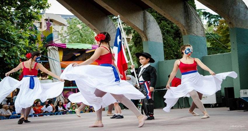 La feria muestra bailes tradicionales de los países participantes©La Navideña. 