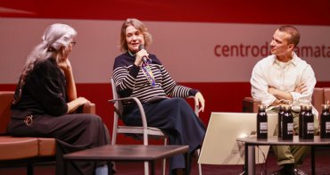 Marta Rivera de la Cruz, Delegada de Cultura, Turismo y Deporte del Ayuntamiento de Madrid, junto con María Pagés y Arnaud Mahouy en la presentación del encuentro 'La danza, ¿el arte olvidado de la medicina?' Imagen de Roberto Capilla.