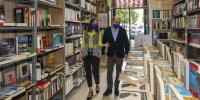 La delegada de Cultura, Andrea Levy, ha visitado la zona comercial del Rastro acompañada por el concejal del distrito, José Fernández©Álvaro López del Cerro