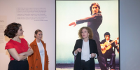 Esta mañana se ha presentado la exposición "Antonio Gades. Tierra, mar y fuego". En la imagen las comisarias junto a una imagen del bailarín©Álvaro López-Madrid Destino