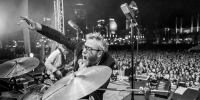 La muestra recoge más de 40 fotografías en blanco y negro en las que el fotógrafo escocés Graham MacIndoe retrata a una de las bandas de música independiente más prestigiosas del mundo 