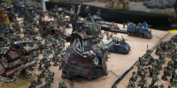 En la feria se puede ver un tipo de juego que recrea batallas sobre un tablero©Freak Wars