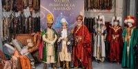 Los emisarios reales en el taller donde se prepara el vestuario de los pajes de la cabalgata de Reyes