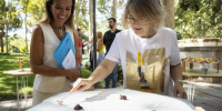 La delegada de Cultura, Turismo y Deportes, Marta Rivera de la Cruz, junto a la concejala de San Blas-Canillejas, Almudena Maíllo. Imagen de Miguel Berrocal.