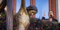Esperanza Garrido canta una saeta ante el Cristo de la Hermandad de ‘Los Estudiantes’