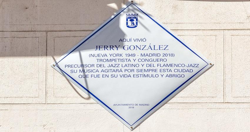Imagen de la placa conmemorativa en la casa donde vivió Jerry González