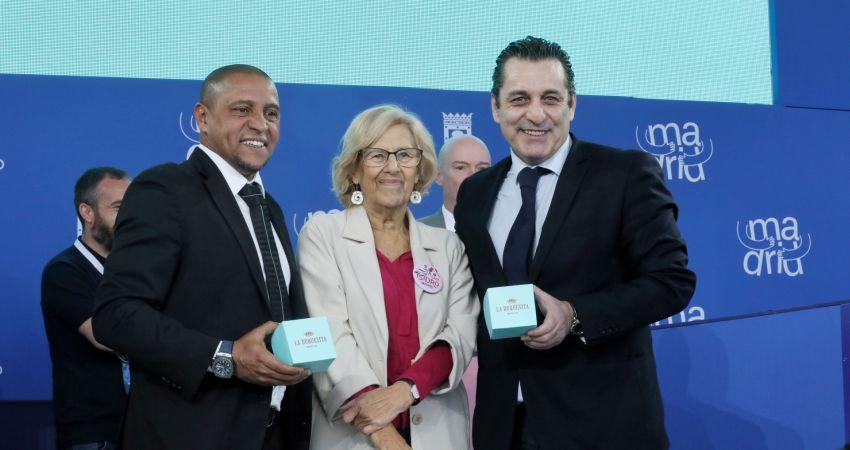 La alcaldesa ha recibido hoy la Copa de la Champions League de manos de Paolo Futre y Roberto Carlos en nombre de la ciudad que es sede de la final