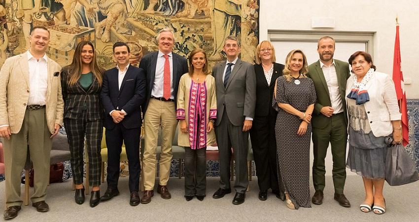 Almudena Maíllo junto con los ponentes del debate