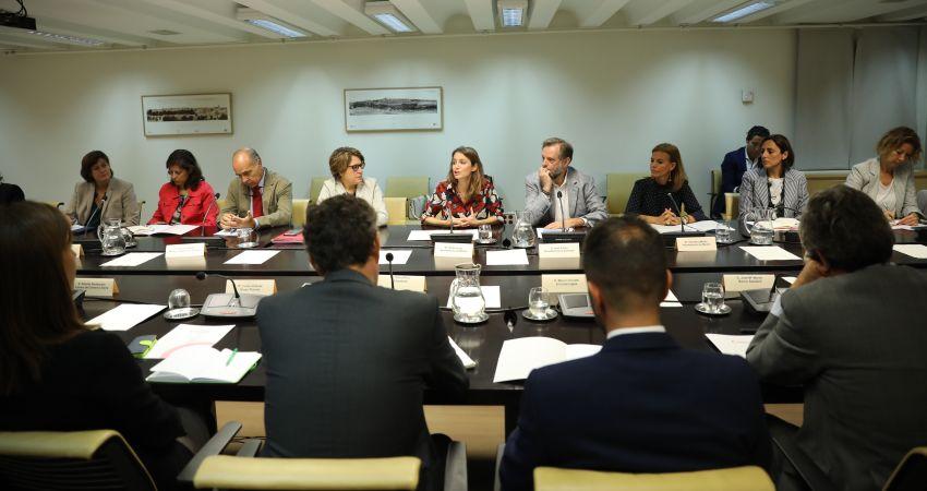 La delegada de Cultura, Turismo y Deporte, Andrea Levy, y la concejala delegada de Turismo, Almudena Maíllo, se reúnen con representantes de la Comisión de Turismo de la Cámara de Comercio de España, en el Ayuntamiento de Madrid. 