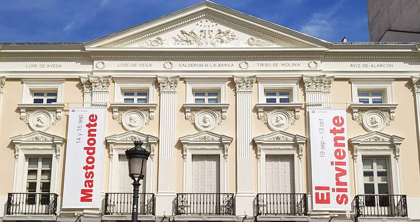 La fachada del Teatro Español ha sido rehabilitada en los meses de verano 