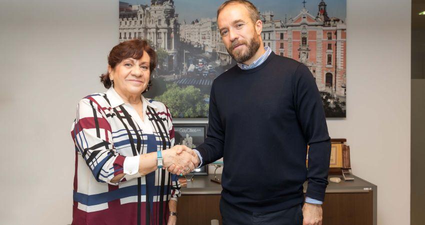 El director de Turismo del Ayuntamiento de Madrid, Miguel Sanz, y la presidenta de la Asociación Profesional de Guías de Turismo (APIT), María Rosa de Juan, han firmado el acuerdo de patrocinio para la organización y celebración de la segunda edición del premio Mejor Visita Guiada de Madrid 