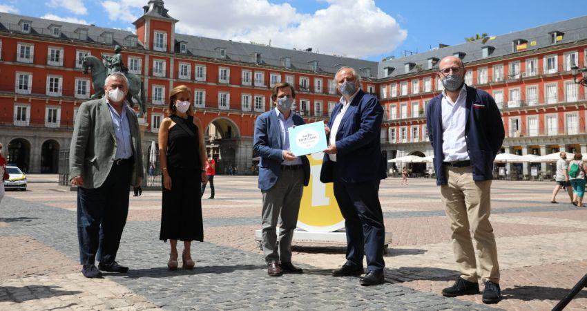 El alcalde recibe la certificación “Safe Tourism Certified” concedida por el Instituto de Calidad Turística a los puntos de información turística del Ayuntamiento