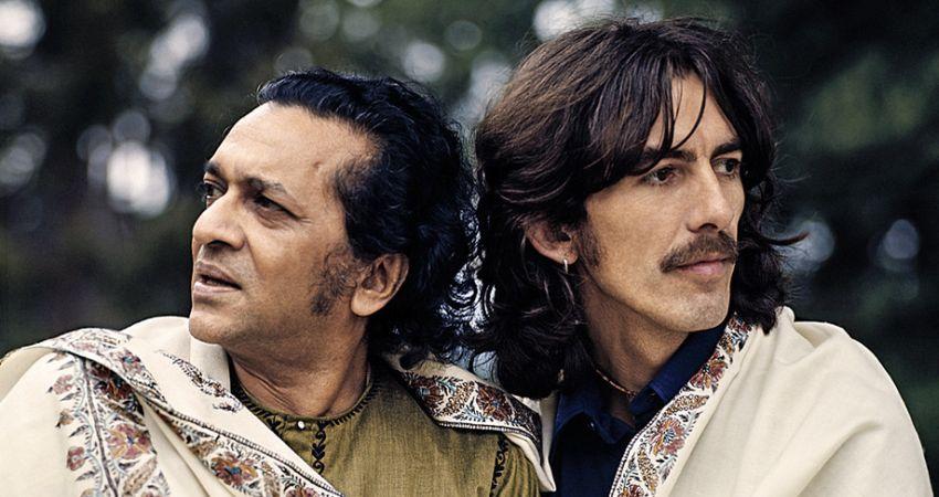 Ravi Shankar con el músico George Harrison en Friar Park durante la grabación del álbum ‘Festival from India’, 1974 Fotógrafo: Clive Arrowsmith