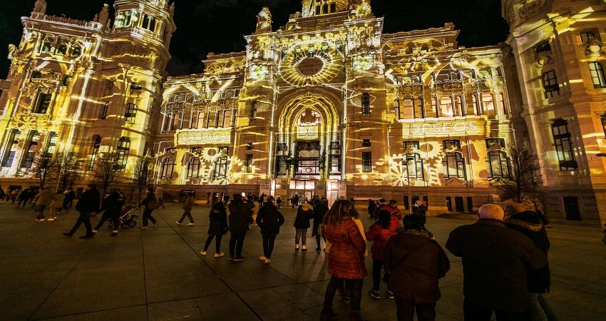 El 'videomapping' de Cibeles continúa en la fachada del Ayuntamiento. Foto. Lukasz Michalar/Madrid Destino