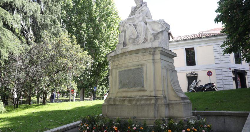 Madrid dedica una ofrenda floral al recuerdo de la figura de Emilia Pardo Bazán