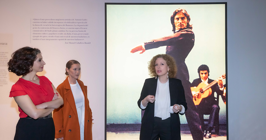 Esta mañana se ha presentado la exposición "Antonio Gades. Tierra, mar y fuego". En la imagen las comisarias junto a una imagen del bailarín©Álvaro López-Madrid Destino