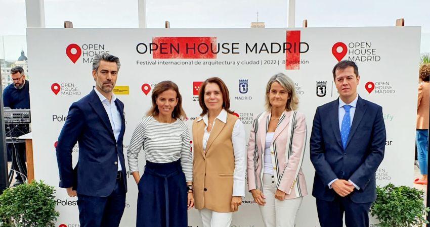 La concejala delegada de Turismo, Almudena Maíllo, junto a los organizadores de Open House Madrid
