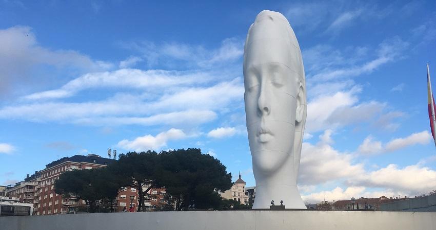 Desde diciembre de 2018, esta obra de 12 metros de altura se encuentra en la céntrica plaza 