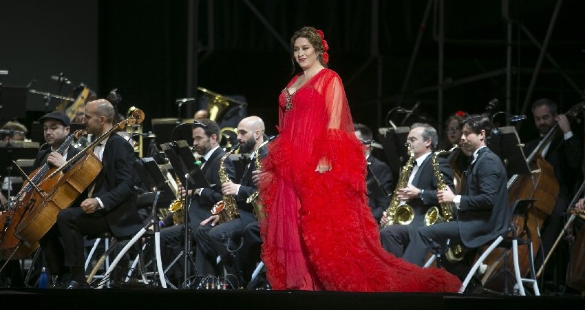 Las fiestas de San Isidro brindaron la oportunidad de escuchar anoche a Estrella Morente junto a la Banda Sinfónica Municipal en la Plaza Mayor©Kines-Madrid Destino