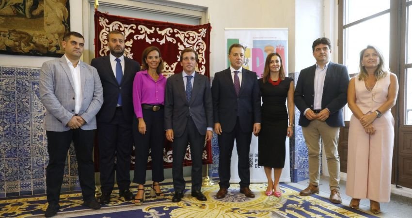 Almeida y el alcalde de Albacete firman convenio de colaboración