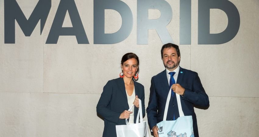 La concejala delegada de Turismo, Almudena Maíllo, y el presidente del Ente de Turismo de la Ciudad de Buenos Aires, Valentín Díaz Gilligan.  Foto de Álvaro López del Cerro. 