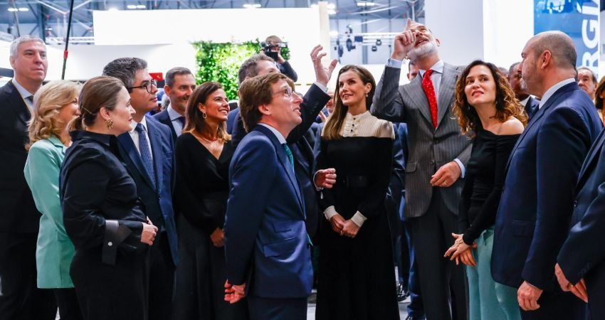 El alcalde de Madrid ha acompañado a Sus Majestades los reyes en la visita al estand madrileño