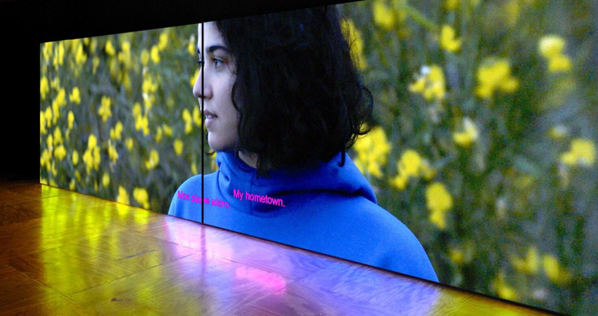 Instalación audiovisual 'Hometown' del colectivo Metahaven