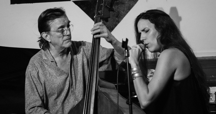 'Folkloreando', concierto de Javier Colina, Amy Gaviria y Brian Aching en Moratalaz